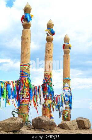 Schamanische serge-Säulen mit Hadak-Bändern auf Olchon Island, Baikalsee, Russland. Ein heiliger und spiritueller Ort für Rituale und lokale Traditionen Stockfoto