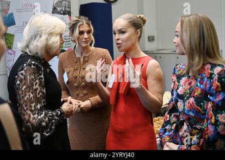 Königin Camilla spricht mit Ashley James, Katie Piper und Alice Liveing, Frauenbotschafterinnen für Hilfe, während eines Jubiläumsempfangs in der Institution of Mechanical Engineers in London, um 50 Jahre Frauenhilfe zu feiern. Bilddatum: Donnerstag, 5. Dezember 2024. Stockfoto