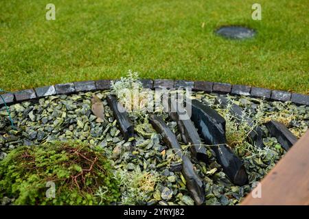 Ein ruhiger und ruhiger Rock Garden mit üppigem Grün und wunderschönen dekorativen Steinen Stockfoto