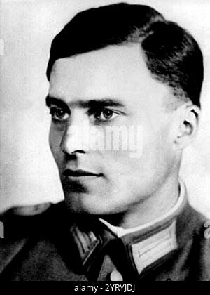 Claus von Stauffenberg (1907 ? 1944), deutscher Heeresoffizier, der am 20. Juli 1944 für seinen gescheiterten Versuch bekannt ist, Adolf Hitler auf der Wolfsschanze zu ermorden. Neben den Generälen Henning von Tresckow und Hans Oster war Stauffenberg eine zentrale Figur in der Verschwörung gegen Hitler innerhalb der Wehrmacht. Kurz nach der gescheiterten Operation Walküre wurde er von einem Erschießungskommando hingerichtet. Stockfoto