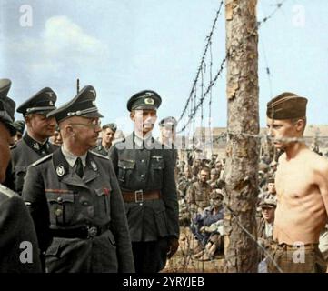 Sowjetischer Kriegsgefangener starrt auf Reichsführer Heinrich Himmler in einem Konzentrationslager. (1941) Stockfoto