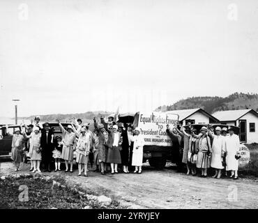 Gleichstellungsgesandte der National Woman's Party in Rapid City, wo sie Präsident Coolidge sahen und um seine Hilfe für den Gleichstellungszusatz baten, der dann im Kongress anhängig war. 1927. WHA 197 0469 Stockfoto