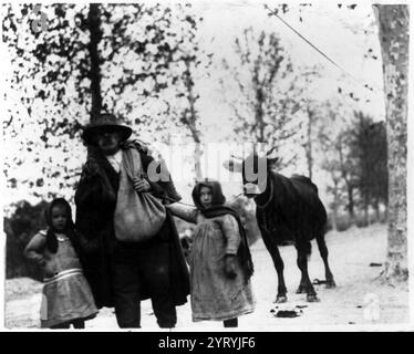 Kriegsflüchtlinge (Mann und zwei Mädchen) mit einer Kuh, die auf einer Straße nördlich des Piave in Italien nach Hause zurückkehrt, 1. Weltkrieg 1917 Stockfoto