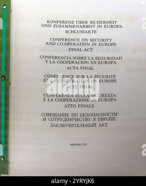 Die Vereinbarungen von Helsinki, der letzte Akt der Konferenz über Sicherheit und Zusammenarbeit in Europa, die 1975 in Helsinki von den USA, Kanada und 33 europäischen Ländern unterzeichnet wurde. Ausgestellt im Haus der Geschichte in Bonn. Stockfoto