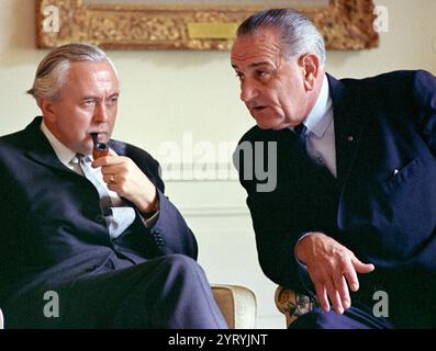Der britische Premierminister Harold Wilson und US-Präsident Lyndon Johnson 1965 Stockfoto