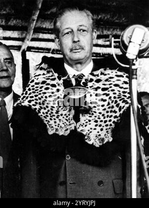 Macmillan investierte 1960 als Paramount Chief in Südafrika. Der britische Premierminister Harold Macmillan hielt am 3. Februar 1960 vor dem südafrikanischen Parlament in Kapstadt die Rede „Wind of Change“. Er hatte einen Monat in Afrika verbracht, um eine Reihe britischer Kolonien zu besuchen. Stockfoto