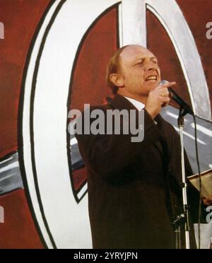 Parteichef Neil Kinnock bei einer CND-Kampagne für nukleare Abrüstung um 1983. Stockfoto