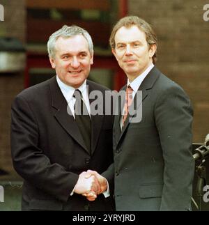 Bertie Ahern Premierminister der irischen republik und der britische Premierminister Tony Blair nach Unterzeichnung des Karfreitagsabkommens. Stockfoto