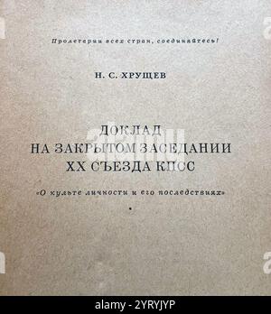 Chruschtschows geheime Rede war die Rede, in der Nikita Chruschtschow Josef Stalin nach dessen Tod verurteilte. Die Rede war ein gesprochener Bericht vor dem 20. Parteitag der Kommunistischen Partei der Sowjetunion am 25. Februar 1956. Sein Titel war der Kult der Persönlichkeit und seine Folgen. Stockfoto