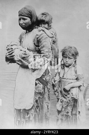 Das Foto zeigt eine arme, verwitwete Armenierin und ihre Kinder. 1899, nach der Ermordung ihres Mannes im Gefolge der armenischen Massaker von 1894 bis 1896, Stockfoto