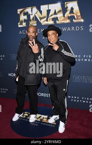 (L-R) die Rapper Darryl McDaniels und Joseph Reverend „Run“ Simmons, Gründungsmitglieder von Run-DMC, nehmen am 4. Dezember 2024 an den Footwear News Achievement Awards (FNAA's) 2024 im Cipriani South, New York, NY, Teil. (Foto: Anthony Behar/SIPA USA) Stockfoto