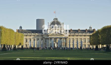 Die Ecole Militaire in Paris vom Champ de Mars. Stockfoto