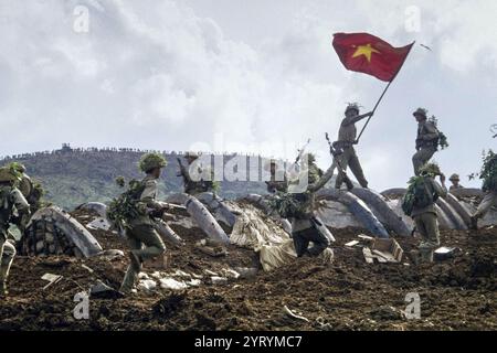 Siegreiche vietnamesische Soldaten schwenken ihre Flagge auf dem französischen Hauptquartier in Dien Bien Phu. Aus dem französischen Film Dien Bien Phu von 1992 stammt ein epischer Kriegsfilm von Pierre Schoendoerffer. Der Film wurde in Zusammenarbeit mit französischer und vietnamesischer Armee produziert und gilt als wichtiger Bericht über die Ereignisse von 1954. Es zeigt die 55-tägige Belagerung von Dien Bien Phu (1954), die letzte Schlacht der französischen Kolonialarmee im Ersten Indochina-Krieg. Dies war ein Auftakt zum Zweiten Indochina-Krieg, in den Vereinigten Staaten als Vietnam-Krieg bekannt. Stockfoto