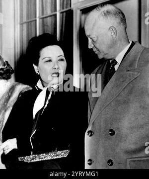 Taiwans First Lady mit Präsident Eisenhower im Weißen Haus 1953. Soong Mei-Ling (1898 ? 2003), bekannt als Madame Chiang Kai-shek, war eine chinesische politische Persönlichkeit, die First Lady der Republik China, die Ehefrau des Präsidenten Chiang Kai-shek der Republik China war. Soong spielte eine bedeutende Rolle in der Politik der Republik China und war die Schwägerin von Sun Yat-sen, dem Gründer und Führer der Republik China. Stockfoto