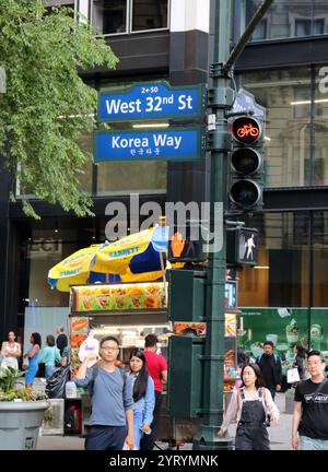 Koreatown (K-Town) ist eine koreanische Enklave in Midtown Manhattan, New York City, die sich auf der 32nd Street zwischen der Madison Avenue und der Kreuzung mit der Sixth Avenue und dem Broadway befindet. Das Viertel in Midtown South bietet über 150 Unternehmen verschiedener Art und Größe, von kleinen Restaurants und Schönheitssalons bis hin zu großen Filialen koreanischer Bankkonglomerate. Das Koreatown von Manhattan war historisch gesehen Teil des Garment District. In den 1980er Jahren wurden in der Gegend ein koreanischer Buchladen und eine Handvoll Restaurants gegründet. Stockfoto