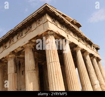 Der Tempel des Hephaistos oder Hephaestion ist ein dorischer peripteraler Tempel und befindet sich auf der nordwestlichen Seite der Agora von Athen, auf dem Hügel Agoraios Kolonos. Vom 7. Jahrhundert bis 1834 diente sie als griechisch-orthodoxe Kirche St. George Akamates. Archäologische Beweise deuten darauf hin, dass es kein früheres Gebäude an der Stätte gab, außer einem kleinen Heiligtum, das während der zweiten persischen Invasion Griechenlands 480 v. Chr. niedergebrannt wurde. Der Bau begann 449 v. Chr. und einige Wissenschaftler glauben, dass das Gebäude seit etwa drei Jahrzehnten nicht fertiggestellt wurde Stockfoto