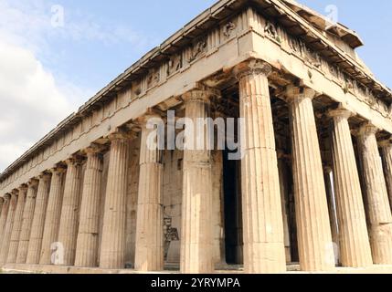 Der Tempel des Hephaistos oder Hephaestion ist ein dorischer peripteraler Tempel und befindet sich auf der nordwestlichen Seite der Agora von Athen, auf dem Hügel Agoraios Kolonos. Vom 7. Jahrhundert bis 1834 diente sie als griechisch-orthodoxe Kirche St. George Akamates. Archäologische Beweise deuten darauf hin, dass es kein früheres Gebäude an der Stätte gab, außer einem kleinen Heiligtum, das während der zweiten persischen Invasion Griechenlands 480 v. Chr. niedergebrannt wurde. Der Bau begann 449 v. Chr. und einige Wissenschaftler glauben, dass das Gebäude seit etwa drei Jahrzehnten nicht fertiggestellt wurde Stockfoto