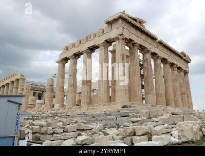 Der Parthenon ist ein ehemaliger Tempel auf der Athenischen Akropolis in Griechenland, der im 5. Jahrhundert v. Chr. der Göttin Athena gewidmet war. Stockfoto