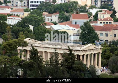 Der Tempel des Hephaistos oder Hephaestion ist ein dorischer peripteraler Tempel und befindet sich auf der nordwestlichen Seite der Agora von Athen, auf dem Hügel Agoraios Kolonos. Vom 7. Jahrhundert bis 1834 diente sie als griechisch-orthodoxe Kirche St. George Akamates. Archäologische Beweise deuten darauf hin, dass es kein früheres Gebäude an der Stätte gab, außer einem kleinen Heiligtum, das während der zweiten persischen Invasion Griechenlands 480 v. Chr. niedergebrannt wurde. Der Bau begann 449 v. Chr. und einige Wissenschaftler glauben, dass das Gebäude seit etwa drei Jahrzehnten nicht fertiggestellt wurde Stockfoto