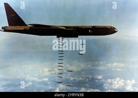 Eine Boeing B-52D-60-BO Stratofortress der US-Luftwaffe (S/N 55-0100) wirft Bomben über Vietnam ab. Das Flugzeug flog seine letzte Kampfmission am 29. Dezember 1972 und war eines der drei letzten B-52-Flugzeuge, die Nordvietnam während der Operation Linebacker II bombardierten. Stockfoto