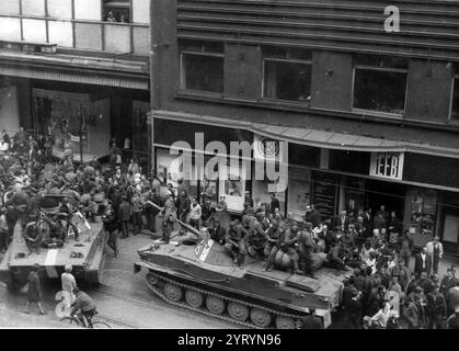 Sowjetische Invasion der Tschechoslowakei 1969 (Prager Frühling), bei der russische und Warschauer Paktstreitkräfte in das Land einmarschierten, um liberale Meinungsverschiedenheiten zu zerschlagen Stockfoto