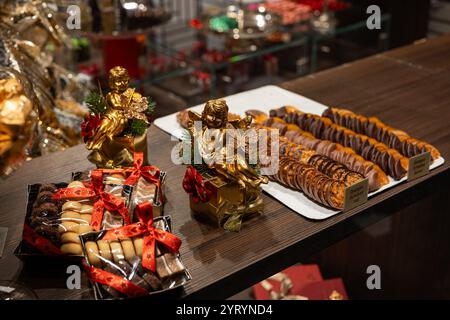 Auswahl an Schokoladenpralinen in einem Schaufenster bei Nacht in Europa. Nahaufnahme, keine Leute. Stockfoto