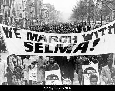 Marschierer mit Banner führen 15.000 die Parade in Harlem / World Telegram & Sun Foto von Stanley Wolfson. Das Foto zeigt Demonstranten mit dem Banner „Wir marschieren mit Selma!“ Auf der Straße in Harlem, New York City, New York. Stockfoto