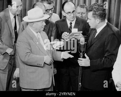 Richard Nixon und Nikita Chruschtschow debattierten 1959 auf der American National Exhibition in Moskau, Teil dessen, was als Kitchen Debate bekannt wurde. Stockfoto