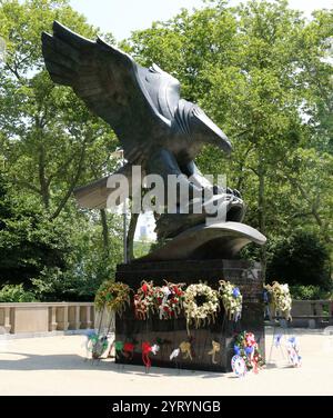 Das East Coast Memorial befindet sich am südlichen Ende des Battery Park. Dieses Denkmal ehrt die 4.601 vermissten amerikanischen Soldaten, die während des Zweiten Weltkriegs im Atlantik ihr Leben verloren, entworfen von der Architekturfirma Gehron und Seltzer. Auf der östlichen Seite des plaza ein monumentaler Bronzeadler, der von Albino Manca (1898–1976) geformt wurde. Stockfoto