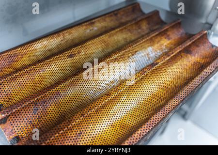 Baguette-Backformen. Produktionswerkstatt in der Bäckerei. Hochwertige Fotos Stockfoto