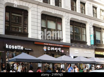 Koreatown (K-Town) ist eine koreanische Enklave in Midtown Manhattan, New York City, die sich auf der 32nd Street zwischen der Madison Avenue und der Kreuzung mit der Sixth Avenue und dem Broadway befindet. Das Viertel in Midtown South bietet über 150 Unternehmen verschiedener Art und Größe, von kleinen Restaurants und Schönheitssalons bis hin zu großen Filialen koreanischer Bankkonglomerate. Das Koreatown von Manhattan war historisch gesehen Teil des Garment District. In den 1980er Jahren wurden in der Gegend ein koreanischer Buchladen und eine Handvoll Restaurants gegründet. Stockfoto