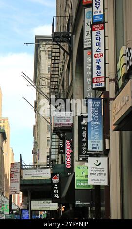 Koreatown (K-Town) ist eine koreanische Enklave in Midtown Manhattan, New York City, die sich auf der 32nd Street zwischen der Madison Avenue und der Kreuzung mit der Sixth Avenue und dem Broadway befindet. Das Viertel in Midtown South bietet über 150 Unternehmen verschiedener Art und Größe, von kleinen Restaurants und Schönheitssalons bis hin zu großen Filialen koreanischer Bankkonglomerate. Das Koreatown von Manhattan war historisch gesehen Teil des Garment District. In den 1980er Jahren wurden in der Gegend ein koreanischer Buchladen und eine Handvoll Restaurants gegründet. Stockfoto