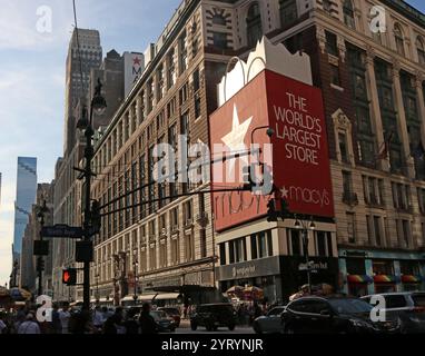 Macy’s New York City (ursprünglich R. H. Macy & Co.) ist eine US-amerikanische Kaufhauskette, die 1858 von Rowland Hussey Macy gegründet wurde. Seit der Übernahme durch die Holdinggesellschaft Federated Department Stores im Jahr 1994, die sich 2007 in Macy's, Inc. Umbenannte, ist sie eine Schwestermarke der Warenhauskette Bloomingdale. Es ist das größte Kaufhausunternehmen in den Vereinigten Staaten von Amerika im Jahr 2015. Stockfoto