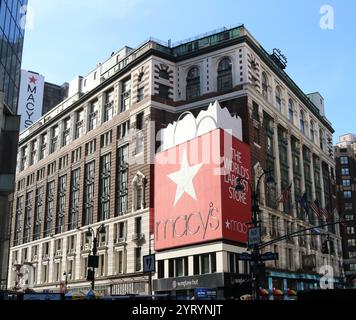 Macy’s New York City (ursprünglich R. H. Macy & Co.) ist eine US-amerikanische Kaufhauskette, die 1858 von Rowland Hussey Macy gegründet wurde. Seit der Übernahme durch die Holdinggesellschaft Federated Department Stores im Jahr 1994, die sich 2007 in Macy's, Inc. Umbenannte, ist sie eine Schwestermarke der Warenhauskette Bloomingdale. Es ist das größte Kaufhausunternehmen in den Vereinigten Staaten von Amerika im Jahr 2015. Stockfoto