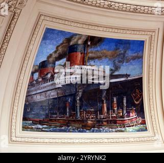 Wandgemälde mit Tafelfresko-Secco, gemalt 1937 von Reginald Marsh im Rahmen des Treasury Relief Art Project. Die größeren Wandgemälde zeigen Schifffahrtsaktivitäten im Hafen von New York und New Jersey. Sie befinden sich im Alexander Hamilton U.S. Custom House (ursprünglich New York Custom House), einem Regierungsgebäude, Museum und ehemaligen Zollhaus in 1 Bowling Green, nahe dem südlichen Ende von Manhattan in New York City, New York, USA. Stockfoto