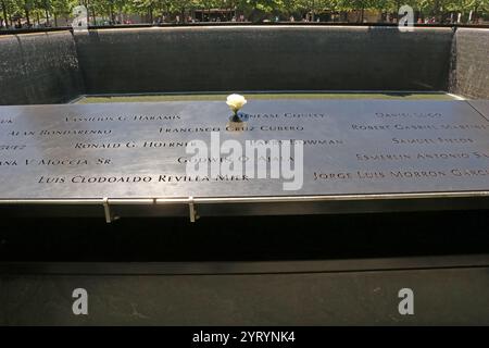 Das National September 11 Memorial & Museum (auch bekannt als 9/11 Memorial & Museum) ist ein Denkmal und Museum in New York City, das an die Anschläge vom 11. September 2001 erinnert, bei denen 2.977 Menschen getötet wurden, und an den Bombenanschlag im World Trade Centre von 1993, bei dem sechs Menschen getötet wurden. Das Denkmal befindet sich am World Trade Centre, dem ehemaligen Standort der Twin Towers Stockfoto