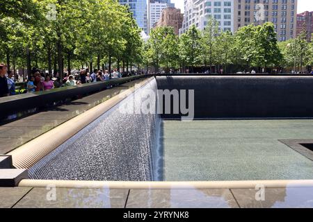 Das National September 11 Memorial & Museum (auch bekannt als 9/11 Memorial & Museum) ist ein Denkmal und Museum in New York City, das an die Anschläge vom 11. September 2001 erinnert, bei denen 2.977 Menschen getötet wurden, und an den Bombenanschlag im World Trade Centre von 1993, bei dem sechs Menschen getötet wurden. Das Denkmal befindet sich am World Trade Centre, dem ehemaligen Standort der Twin Towers Stockfoto