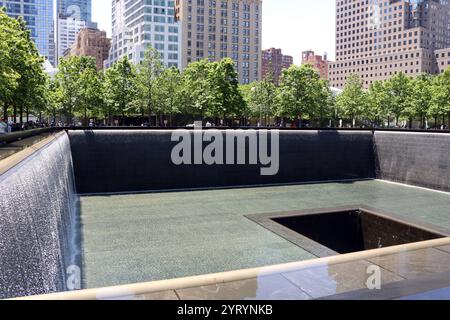 Das National September 11 Memorial & Museum (auch bekannt als 9/11 Memorial & Museum) ist ein Denkmal und Museum in New York City, das an die Anschläge vom 11. September 2001 erinnert, bei denen 2.977 Menschen getötet wurden, und an den Bombenanschlag im World Trade Centre von 1993, bei dem sechs Menschen getötet wurden. Das Denkmal befindet sich am World Trade Centre, dem ehemaligen Standort der Twin Towers Stockfoto