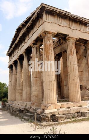 Der Tempel des Hephaistos oder Hephaestion ist ein dorischer peripteraler Tempel und befindet sich auf der nordwestlichen Seite der Agora von Athen, auf dem Hügel Agoraios Kolonos. Vom 7. Jahrhundert bis 1834 diente sie als griechisch-orthodoxe Kirche St. George Akamates. Archäologische Beweise deuten darauf hin, dass es kein früheres Gebäude an der Stätte gab, außer einem kleinen Heiligtum, das während der zweiten persischen Invasion Griechenlands 480 v. Chr. niedergebrannt wurde. Der Bau begann 449 v. Chr. und einige Wissenschaftler glauben, dass das Gebäude seit etwa drei Jahrzehnten nicht fertiggestellt wurde Stockfoto