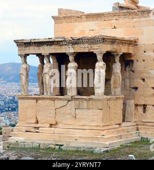 Der Erechtheion oder Tempel der Athena Polias ist ein griechischer ionischer Tempel auf der Nordseite der Akropolis in Athen, der in erster Linie der Göttin Athena gewidmet war. 5. Jahrhundert v. Chr Stockfoto