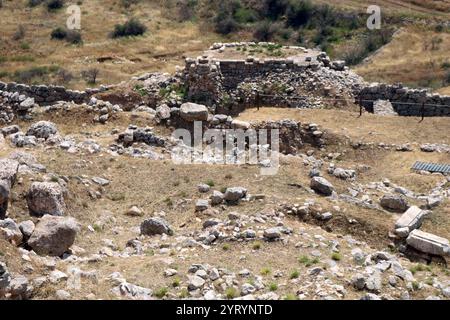 Bronzezeitliche Zitadelle von Mykene in Südgriechenland. Mykene wurde mit einer geschlossenen akropolis innerhalb befestigter Mauern errichtet. Die Festung wurde im 13. Jahrhundert v. Chr. erweitert. Stellt eine der wichtigsten Merkmale der frühen Phase der mykenischen Zivilisation dar. Stockfoto