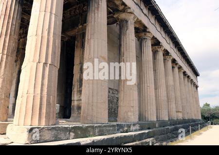 Der Tempel des Hephaistos oder Hephaestion ist ein dorischer peripteraler Tempel und befindet sich auf der nordwestlichen Seite der Agora von Athen, auf dem Hügel Agoraios Kolonos. Vom 7. Jahrhundert bis 1834 diente sie als griechisch-orthodoxe Kirche St. George Akamates. Archäologische Beweise deuten darauf hin, dass es kein früheres Gebäude an der Stätte gab, außer einem kleinen Heiligtum, das während der zweiten persischen Invasion Griechenlands 480 v. Chr. niedergebrannt wurde. Der Bau begann 449 v. Chr. und einige Wissenschaftler glauben, dass das Gebäude seit etwa drei Jahrzehnten nicht fertiggestellt wurde Stockfoto