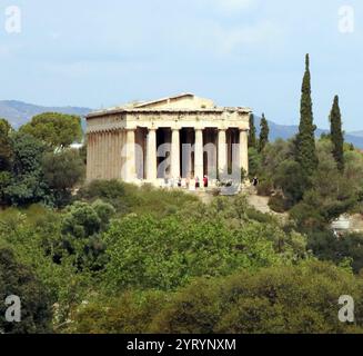 Der Tempel des Hephaistos oder Hephaestion ist ein dorischer peripteraler Tempel und befindet sich auf der nordwestlichen Seite der Agora von Athen, auf dem Hügel Agoraios Kolonos. Vom 7. Jahrhundert bis 1834 diente sie als griechisch-orthodoxe Kirche St. George Akamates. Archäologische Beweise deuten darauf hin, dass es kein früheres Gebäude an der Stätte gab, außer einem kleinen Heiligtum, das während der zweiten persischen Invasion Griechenlands 480 v. Chr. niedergebrannt wurde. Der Bau begann 449 v. Chr. und einige Wissenschaftler glauben, dass das Gebäude seit etwa drei Jahrzehnten nicht fertiggestellt wurde Stockfoto