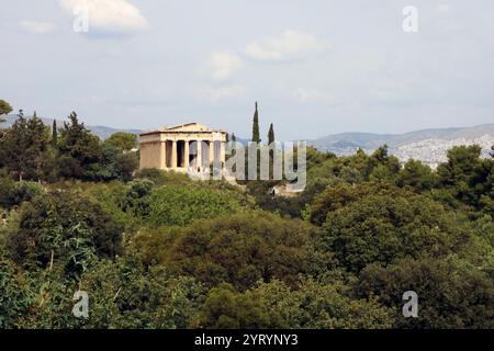 Der Tempel des Hephaistos oder Hephaestion ist ein dorischer peripteraler Tempel und befindet sich auf der nordwestlichen Seite der Agora von Athen, auf dem Hügel Agoraios Kolonos. Vom 7. Jahrhundert bis 1834 diente sie als griechisch-orthodoxe Kirche St. George Akamates. Archäologische Beweise deuten darauf hin, dass es kein früheres Gebäude an der Stätte gab, außer einem kleinen Heiligtum, das während der zweiten persischen Invasion Griechenlands 480 v. Chr. niedergebrannt wurde. Der Bau begann 449 v. Chr. und einige Wissenschaftler glauben, dass das Gebäude seit etwa drei Jahrzehnten nicht fertiggestellt wurde Stockfoto