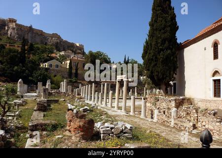 Hadrians Bibliothek wurde 132 n. Chr. von Kaiser Hadrian an der Nordseite der Akropolis von Athen geschaffen. Die Bibliothek wurde durch die Herulaner-Invasion von 267 schwer beschädigt und durch den Präfekten Herculius in den Jahren 407 bis 412 n. Chr. repariert. Während der byzantinischen Zeit wurden an der Stelle drei Kirchen gebaut, deren Überreste erhalten sind: Stockfoto