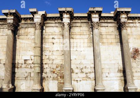 Hadrians Bibliothek wurde 132 n. Chr. von Kaiser Hadrian an der Nordseite der Akropolis von Athen geschaffen. Die Bibliothek wurde durch die Herulaner-Invasion von 267 schwer beschädigt und durch den Präfekten Herculius in den Jahren 407 bis 412 n. Chr. repariert. Während der byzantinischen Zeit wurden an der Stelle drei Kirchen gebaut, deren Überreste erhalten sind: Stockfoto