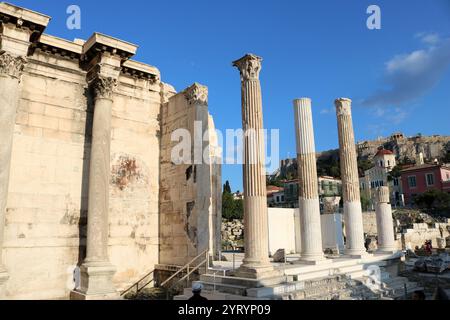 Hadrians Bibliothek wurde 132 n. Chr. von Kaiser Hadrian an der Nordseite der Akropolis von Athen geschaffen. Die Bibliothek wurde durch die Herulaner-Invasion von 267 schwer beschädigt und durch den Präfekten Herculius in den Jahren 407 bis 412 n. Chr. repariert. Während der byzantinischen Zeit wurden an der Stelle drei Kirchen gebaut, deren Überreste erhalten sind: Stockfoto