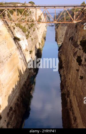 Der Kanal von Korinth in Griechenland verbindet den Golf von Korinth im Ionischen Meer mit dem Saronischen Golf in der Ägäis. Sie durchschneidet den engen Isthmus von Korinth und trennt den Peloponnes vom griechischen Festland, wodurch die Halbinsel zu einer Insel wird. Der Kanal ist 6,4 Kilometer lang und nur 24,6 Meter (80,7 Fuß) breit auf Meereshöhe. Der Kanal wurde ursprünglich in klassischer Zeit vorgeschlagen und im 1. Jahrhundert n. Chr. wurde ein gescheiterter Versuch unternommen, ihn zu bauen. Der Bau wurde 1881 wieder aufgenommen, wurde aber durch geologische und finanzielle Probleme behindert, die die ursprünglichen Bauherren in Konkurs brachten. Es war Co Stockfoto