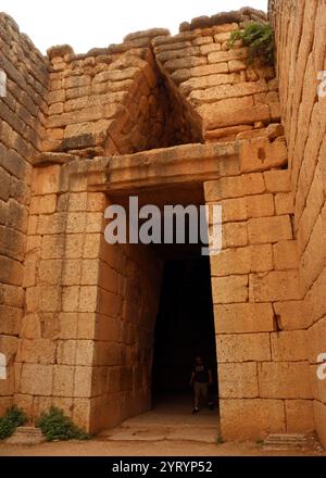 Die Schatzkammer von Atreus oder das Grab von Agamemnon ist ein großes Tholos oder Bienenstockgrab, das zwischen 1400 und 1200 v. Chr. in Mykene, Griechenland, erbaut wurde. Es ist das größte und aufwändigste Tholos-Grab, das in der Ägäischen Bronzezeit errichtet wurde. Stockfoto