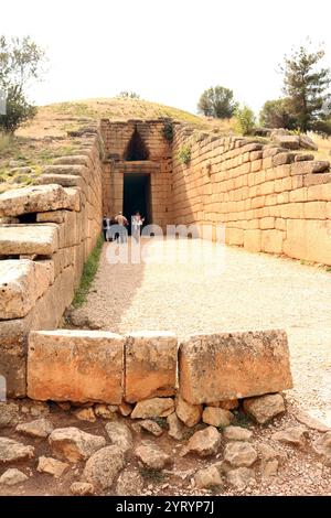 Die Schatzkammer von Atreus oder das Grab von Agamemnon ist ein großes Tholos oder Bienenstockgrab, das zwischen 1400 und 1200 v. Chr. in Mykene, Griechenland, erbaut wurde. Es ist das größte und aufwändigste Tholos-Grab, das in der Ägäischen Bronzezeit errichtet wurde. Stockfoto